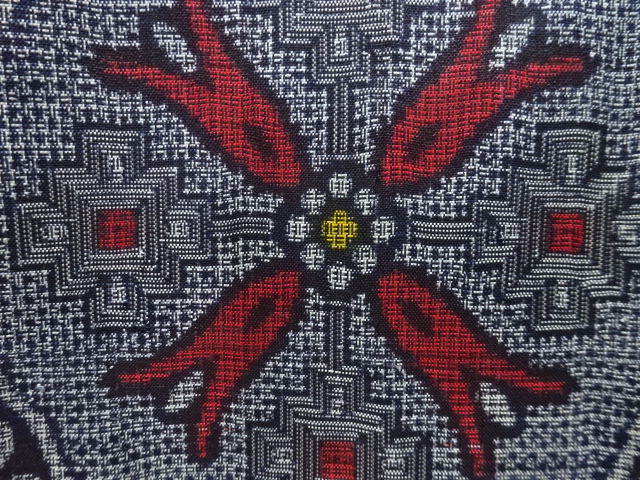 アンティーク　華紋織り出し本場正藍泥染大島紬着物(割り込み絣)